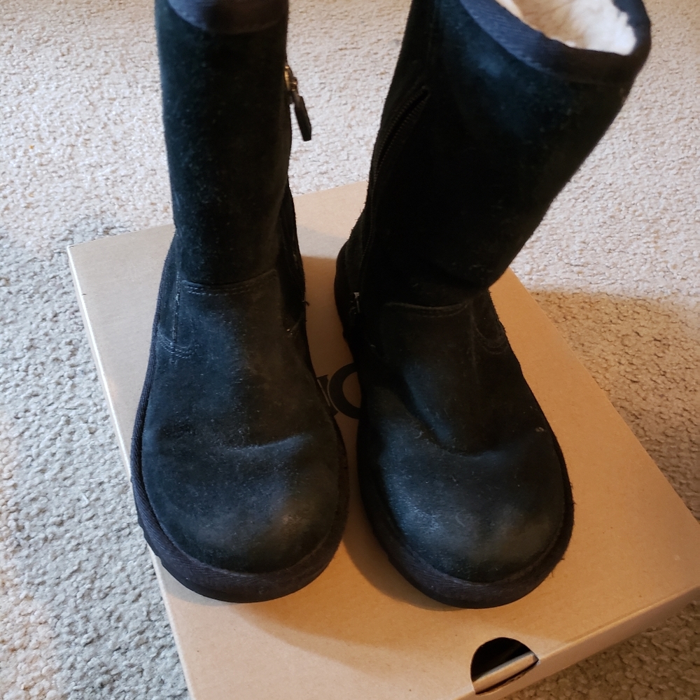 Ugg - Picture 3 of 3